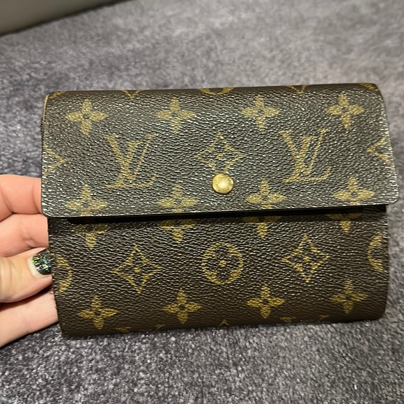 Luis Vuitton wallet. - Picture 1 of 17